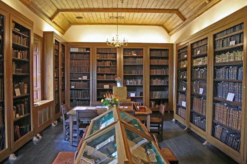 Bookshelves and library cases