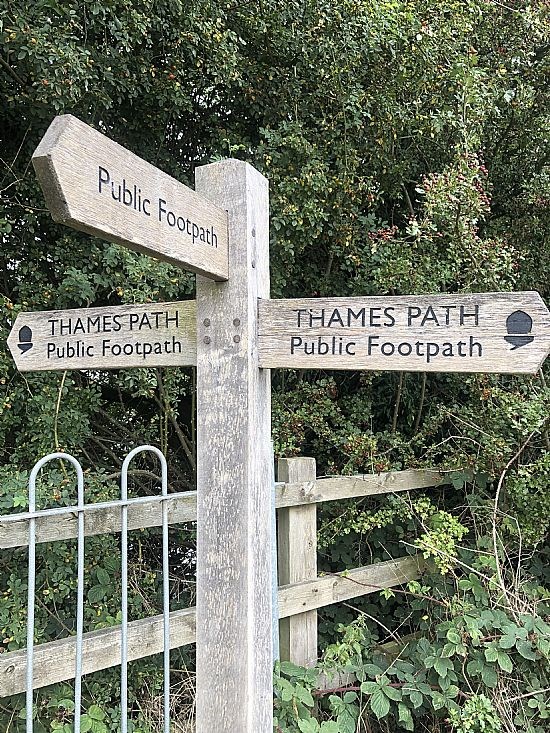 イギリスにはこのサインポストが至る所にあり、道案内をしてくれています。