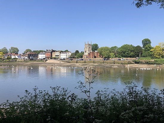 テムズ川沿いにある小さな町の風景