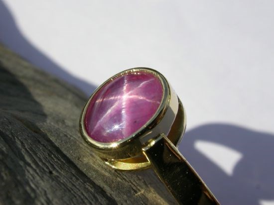 18ct Ladies Star Ruby Ring