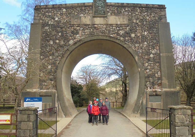 Clunie PS memorial arch