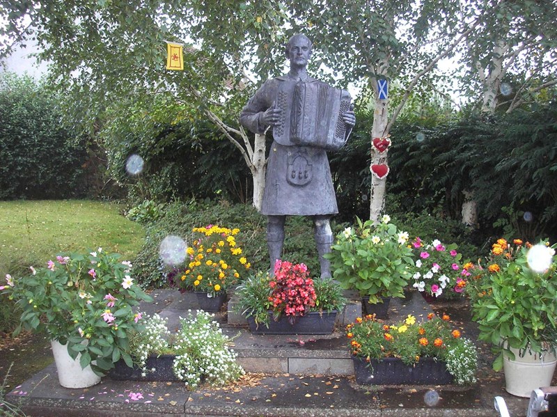 Sir Jimmy Shand statue