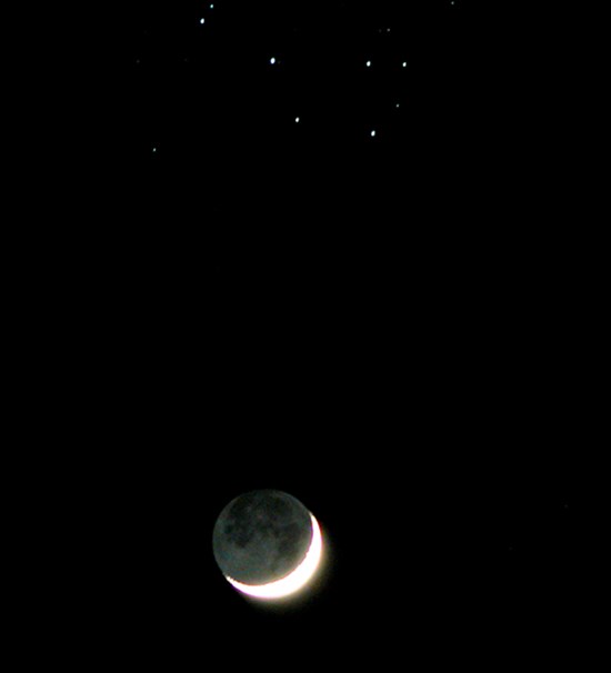 Seven Sisters and Old Moon in New Moon's Arms 04/2005 - Eric Walker