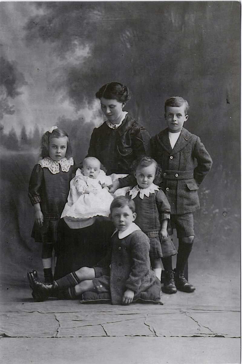 Alice Huxley and her children 1914