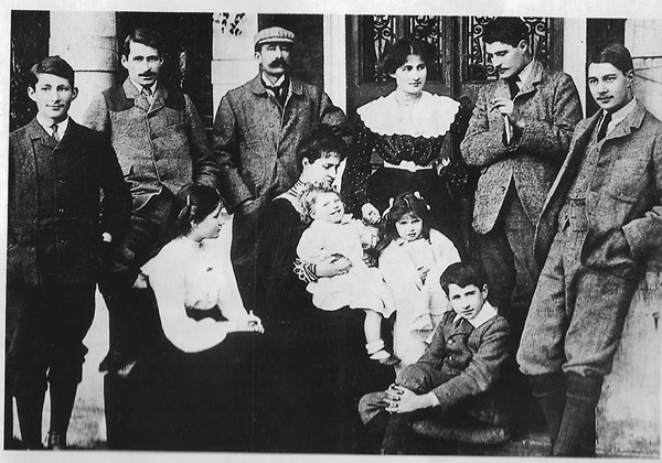 Bowes Lyon Family 1904