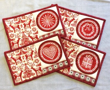 Christmas Mug rugs   Red