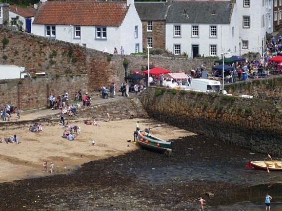 main-beach-at-crail-harbour