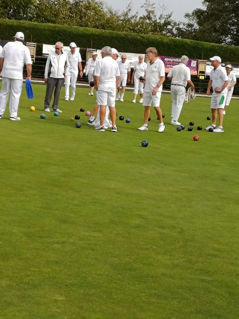 Deciding whose bowl is closest to the jack in the Spider