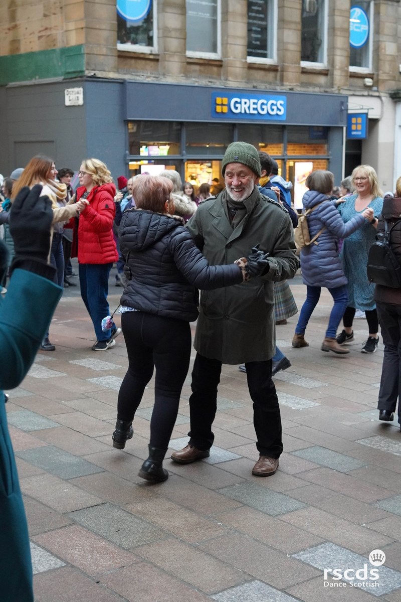 26 Nov Dancing in the street