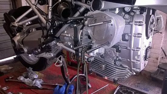 One shouldn't hesitate before fitting the head, otherwise the barrel may not be oil-tight