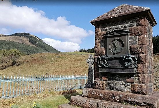 Lauder monument