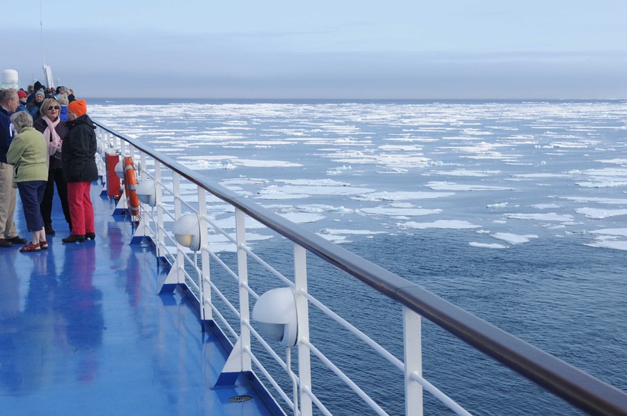 Taking advantage of good weather to reach north of 80ºN, off Svalbard, 2015.