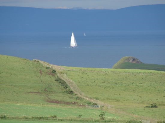 sailing-yacht-in-the-sound-of-sanda