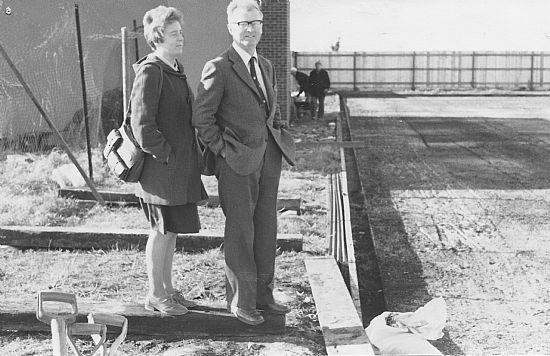 bill-porter-and-sue-ameson-monitoring-the-laying-of-the-new-bowls-green-1982