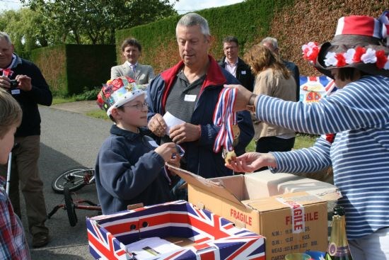 Another excellent hat, the winner receives his medal