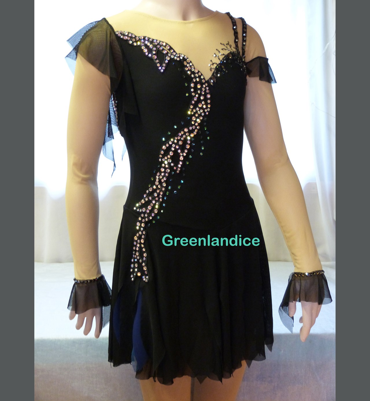 AVA design in Black