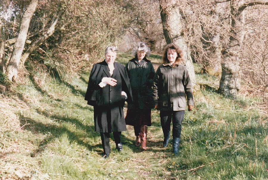 1995 06 02_Moderator Pam and Nicola at Ferintosh Burn