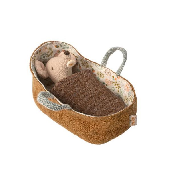 Baby mouse in carrycot £21.75