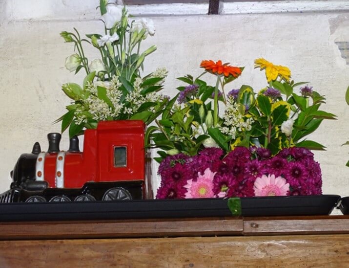 Train and carriage decorated in flowers