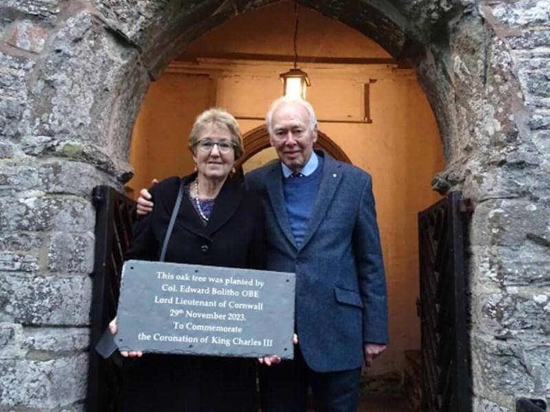 Keith Halsey and Sally holding the inscribed slate