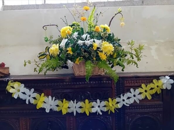 Flower arrangement with yellow and white flowers