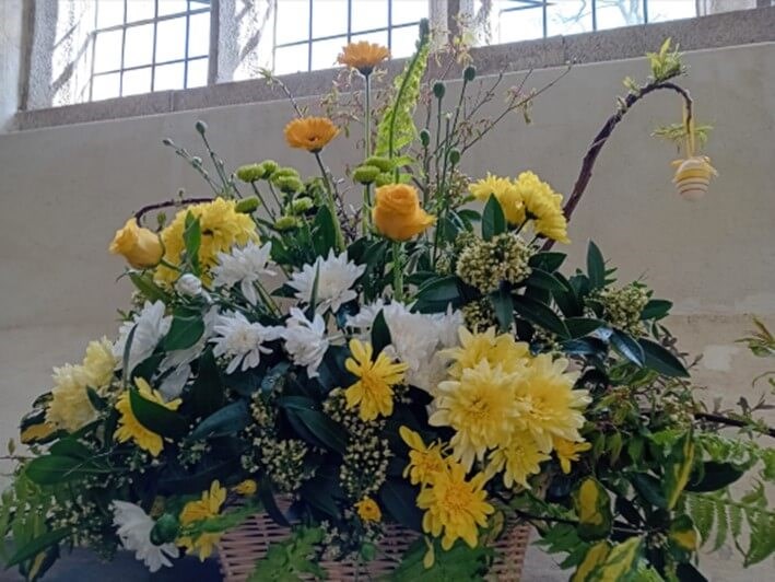 Flower arrangement with yellow and white flowers