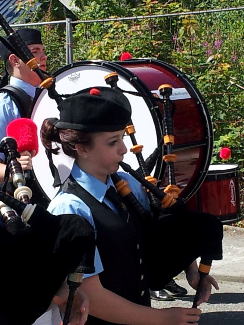 Oban Pipe Band on route to the Taynuilt Highland Games