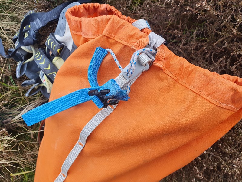 Simond Cliff II 20 Litre rucksack closure system