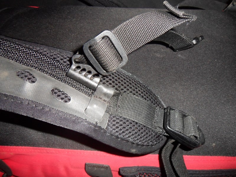 Alpkit Gourdon 20 chest strap and shoulder strap
