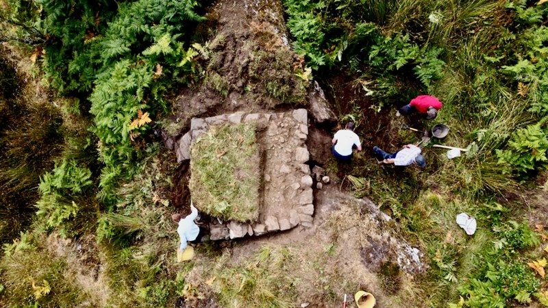 Excavation reveals a stone platform, near the head of West Loch Tarbert, where, according to the Exchequer Rolls of King Robert the Bruce, there had been expenditure on the construction of a ”peel”.
